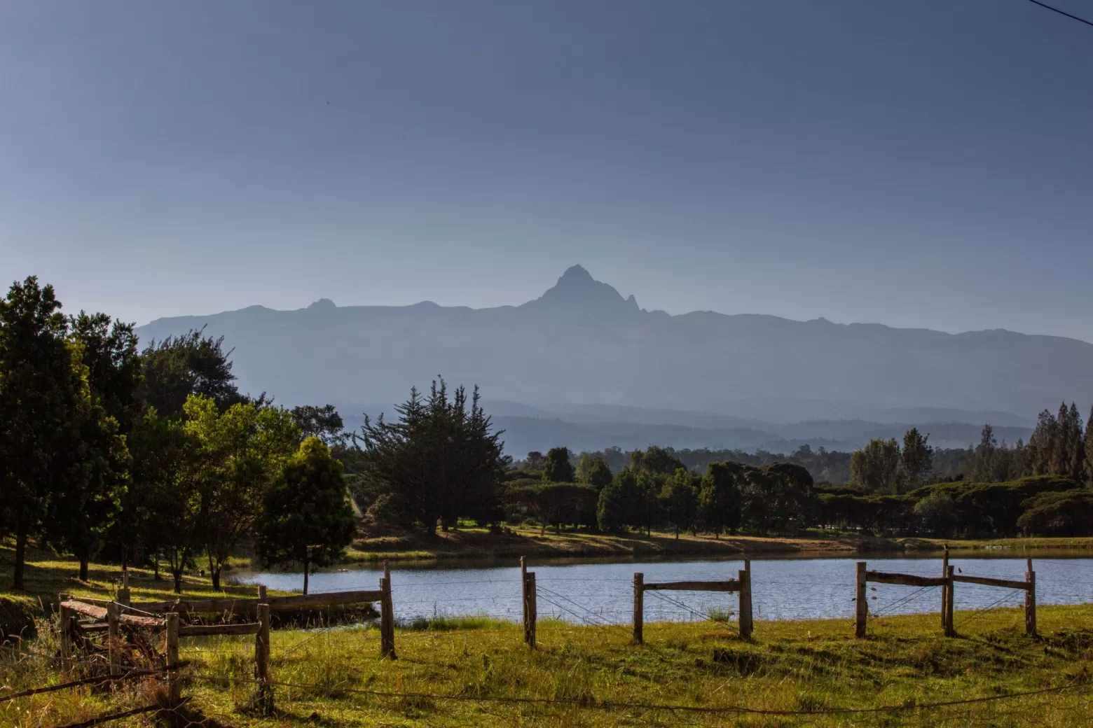 Waterlagune bij bloemenkwekerij in Kenia