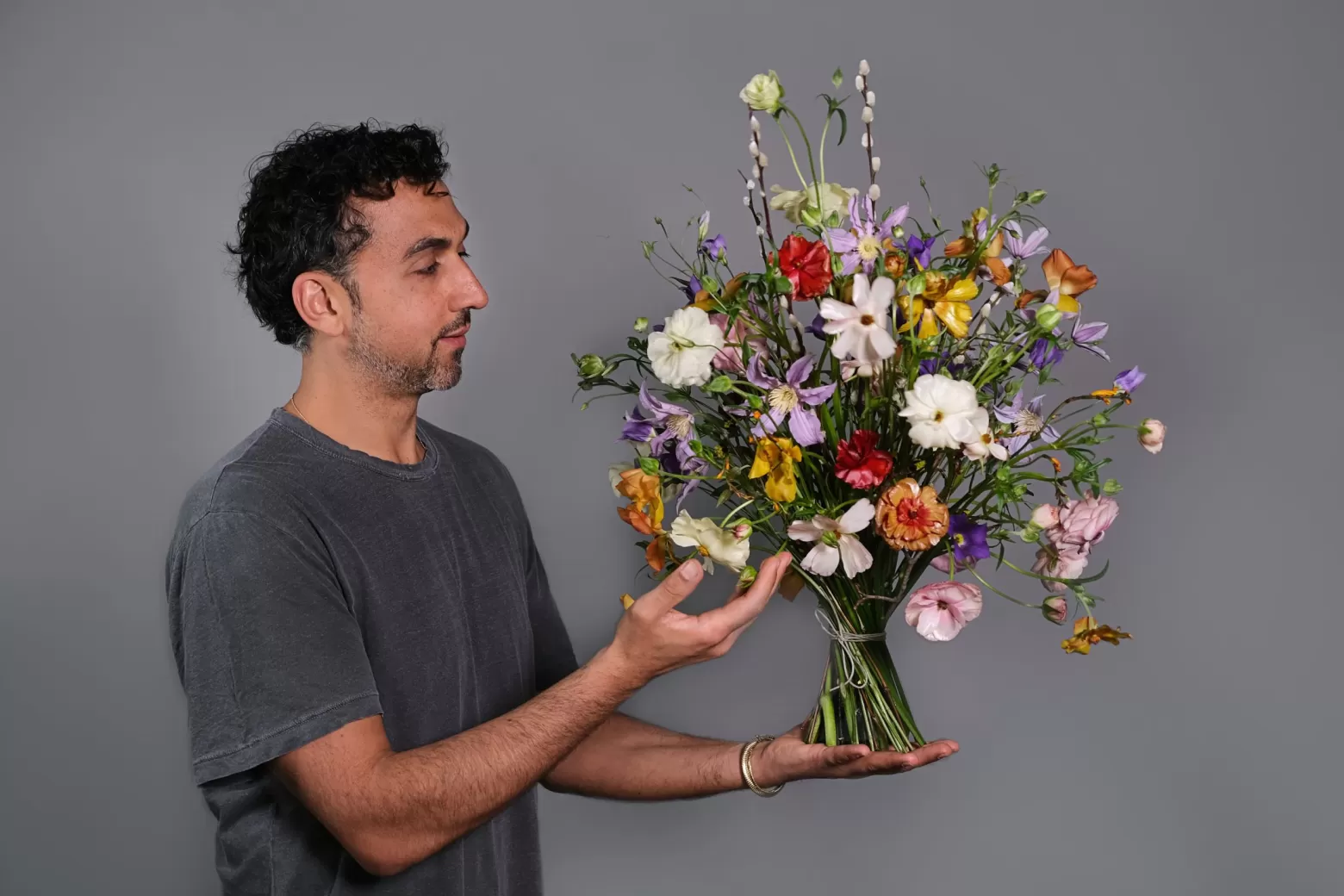 Dmitry Turcan met boeket op zijn hand