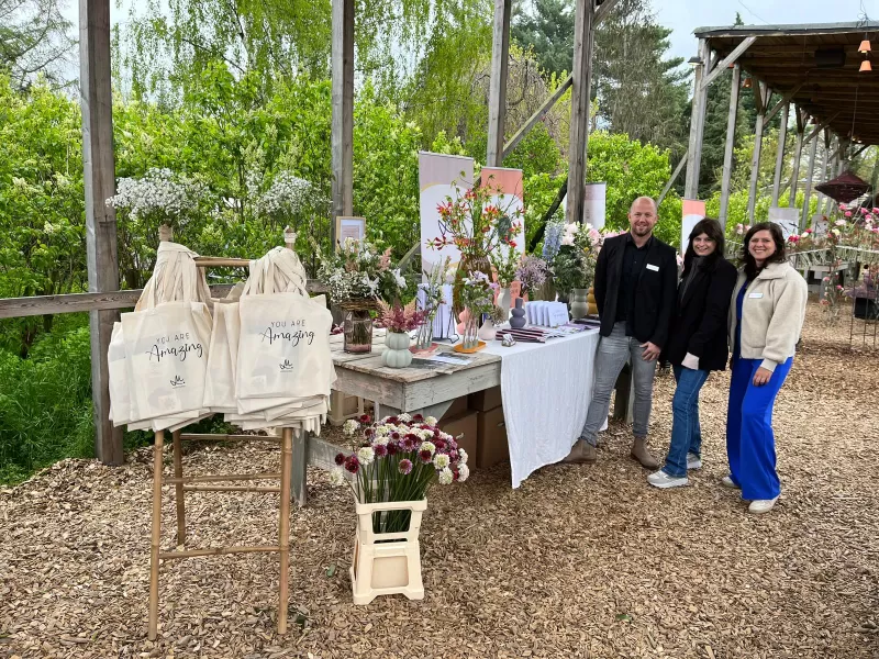 Das Team Marginpar am Stand auf dem Hochzeitsfest von FleuraMetz