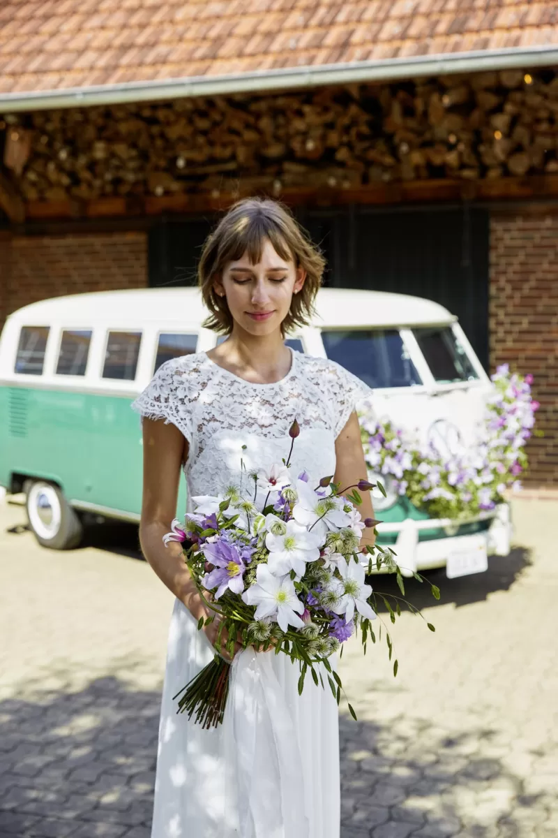 Bridal bouquet Clematis Amazing® ‘Geneva’, ‘London’, ‘Sevilla’, ‘Vienna’, Chasmanthium Latifolium ‘Mantis’, Daucus Corota ‘Dara’, volkswagen bus